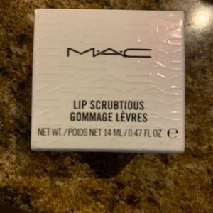 Mac lip scrubtious